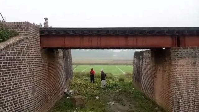 নাটোরে রেলওয়ে ব্রিজের নিচে অজ্ঞাতনামা লাশ উদ্ধার